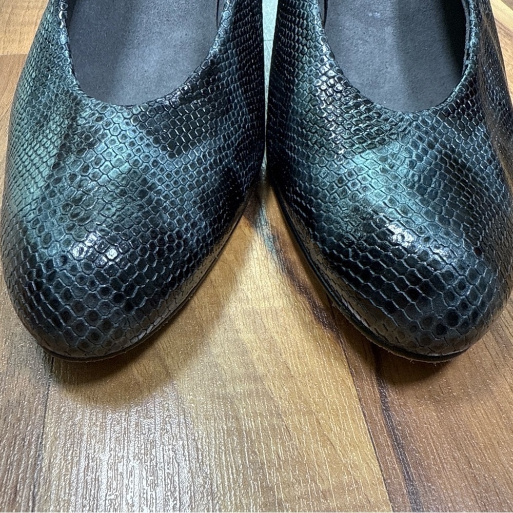 Stuart Weitzman Leather Snake Embossed Pump 2.5” Heel Shoes Size 7M Black Gray - Picture 5 of 16